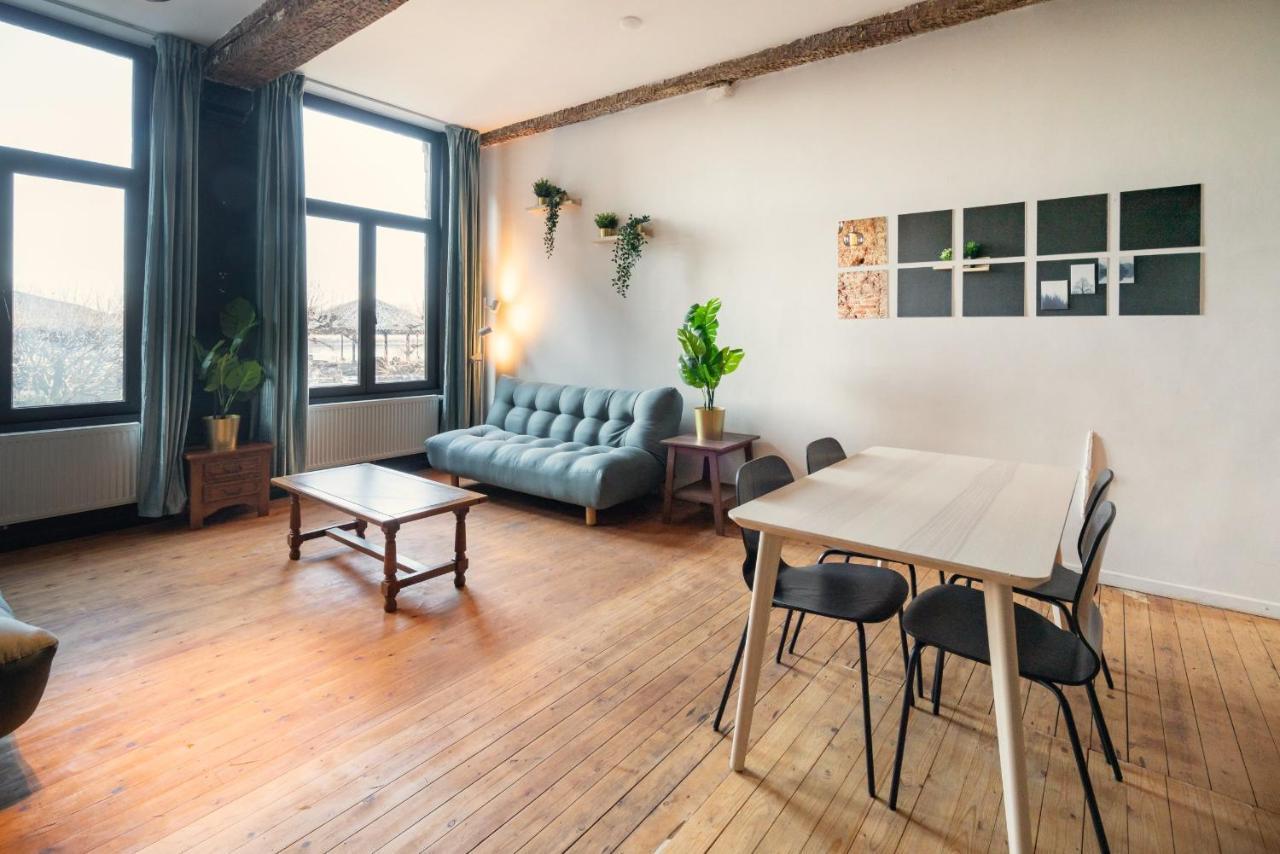 Charming Two-bedroom River Side Appartement