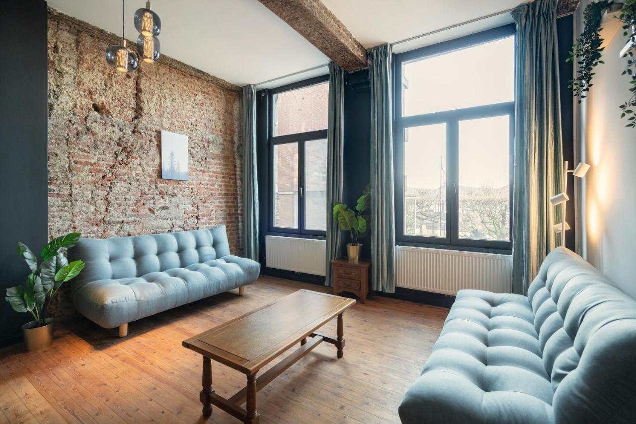 Charming Two-bedroom River Side *