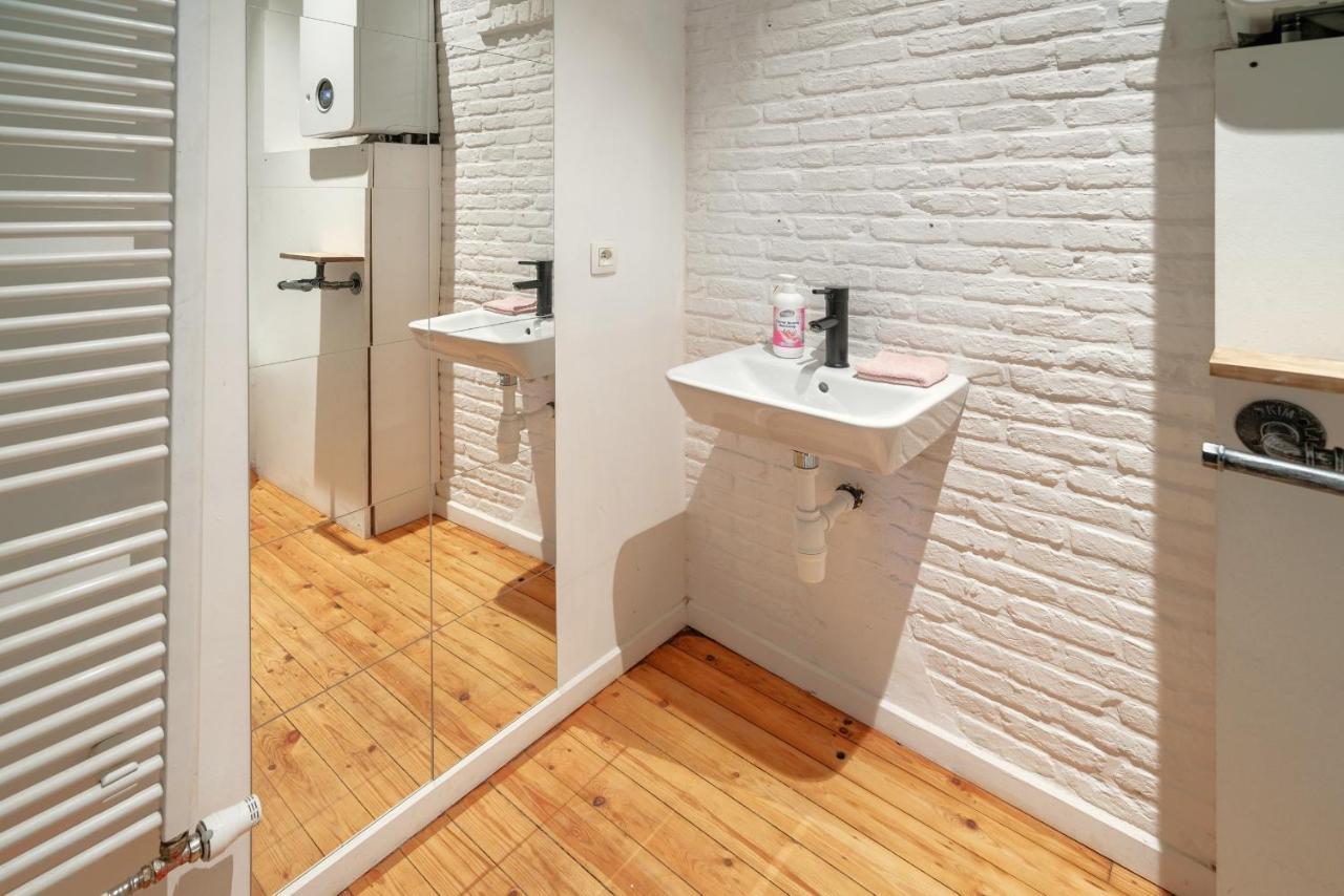 Charming Two-bedroom River Side Appartement *