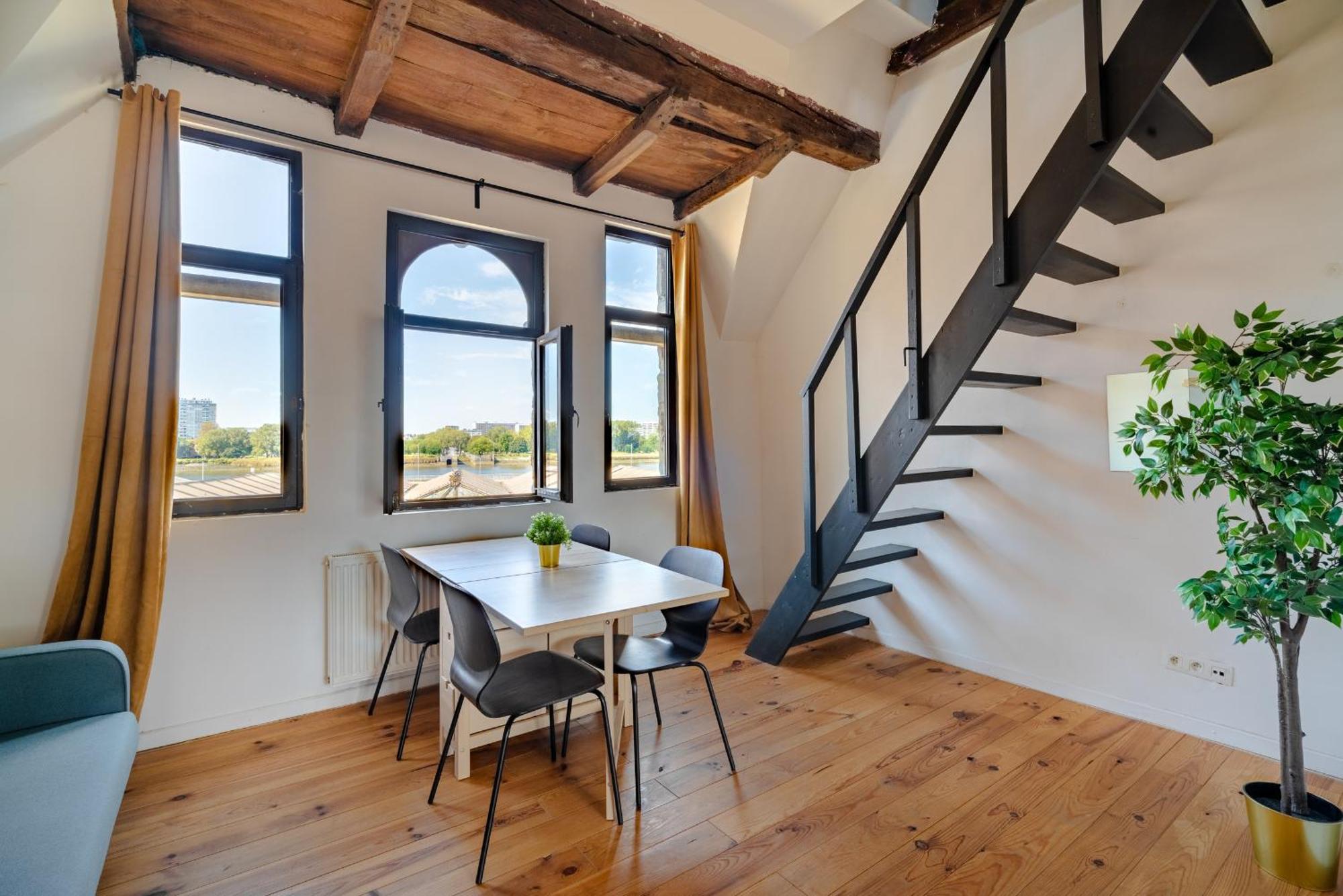 Charming Two-bedroom River Side Appartement *
