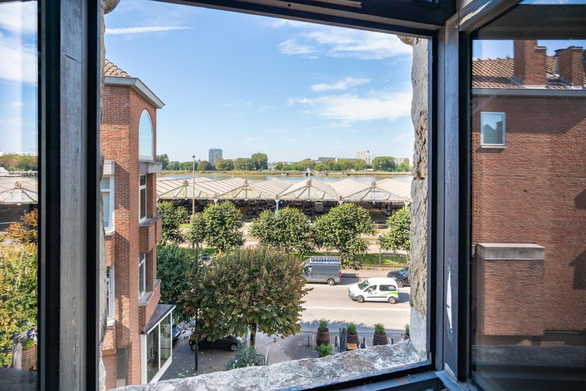 Charming Two-bedroom River Side *