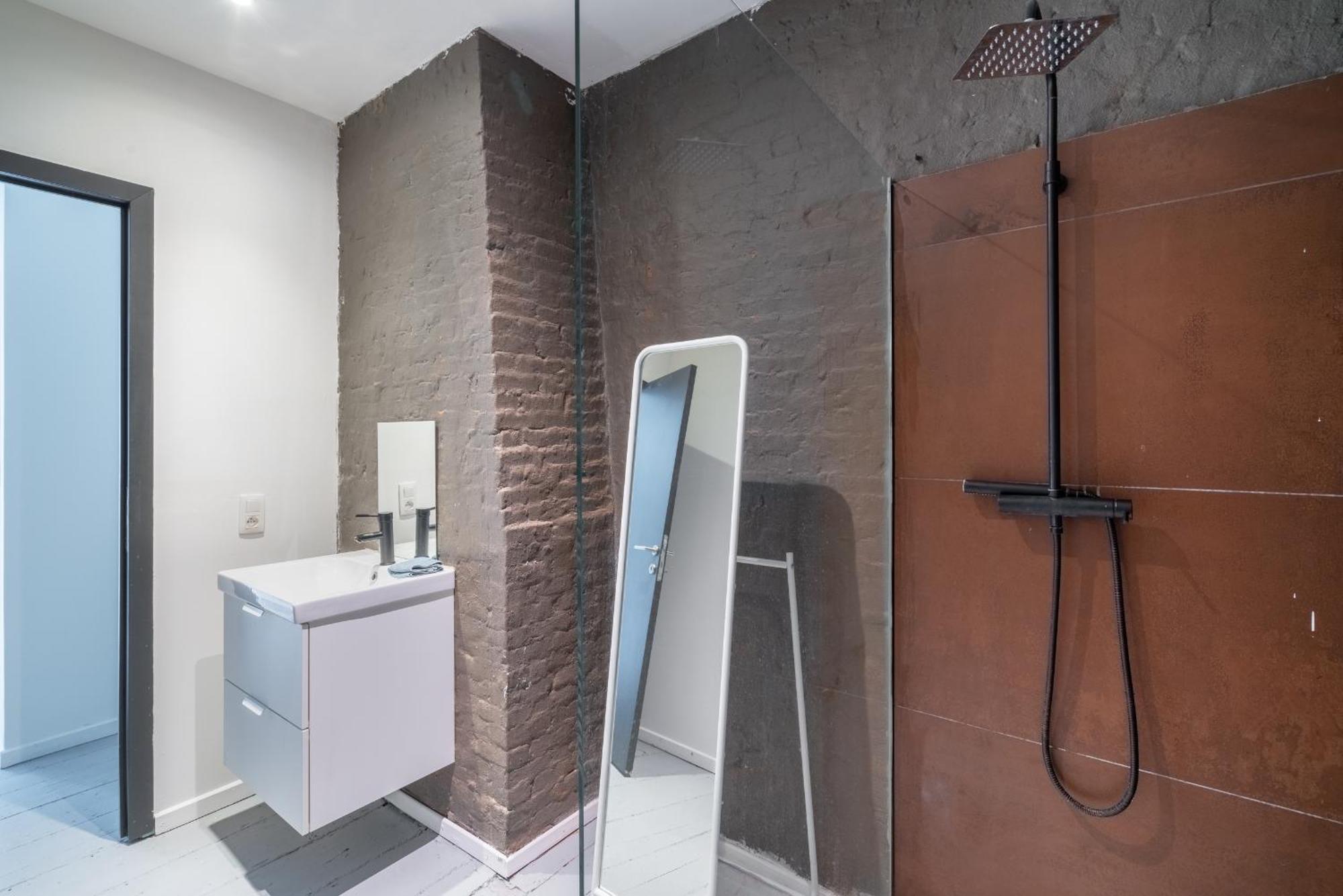 Charming Two-bedroom River Side Anvers