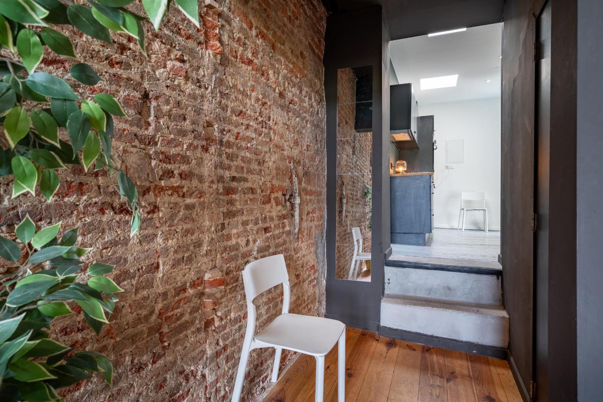 Charming Two-bedroom River Side Anvers